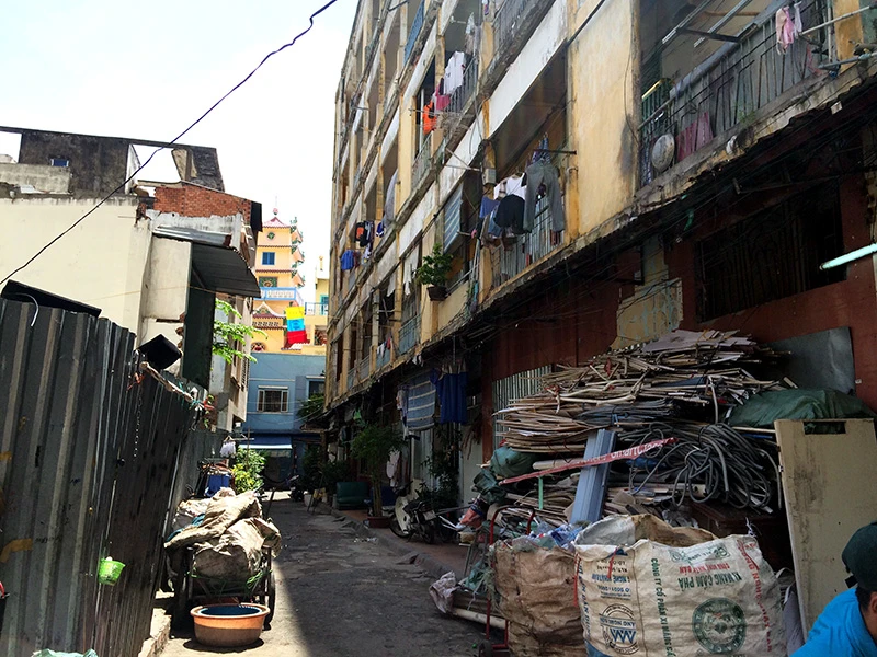 Tuy nhiên tại các lô khác của chung cư này vẫn còn khá nhiều hộ dân sinh sống 